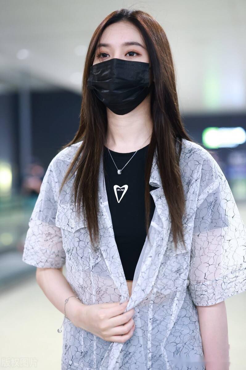 街拍:徐艺洋黑色t恤 短袖衬衫 破洞牛仔裤酷感率性_crop