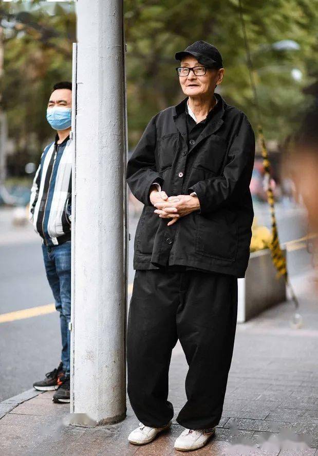 上海街头时尚老年穿搭打扮精致时尚气质不输90后小年轻