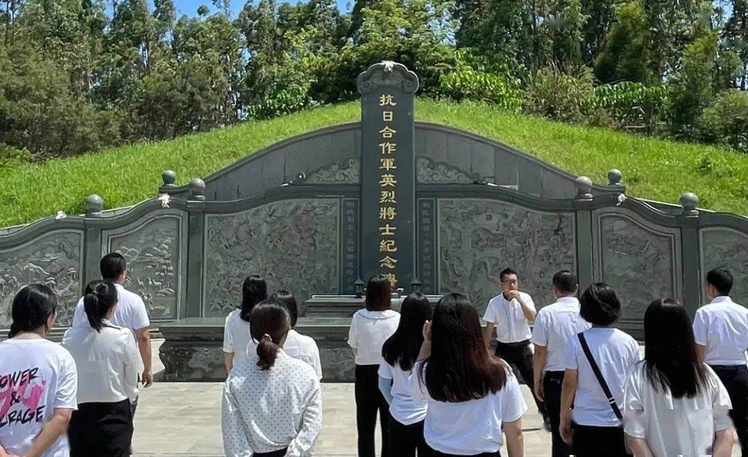 团干部瞻仰烈士纪念碑最后,团干部来到中共海陆丰中心县委旧址(沁园)