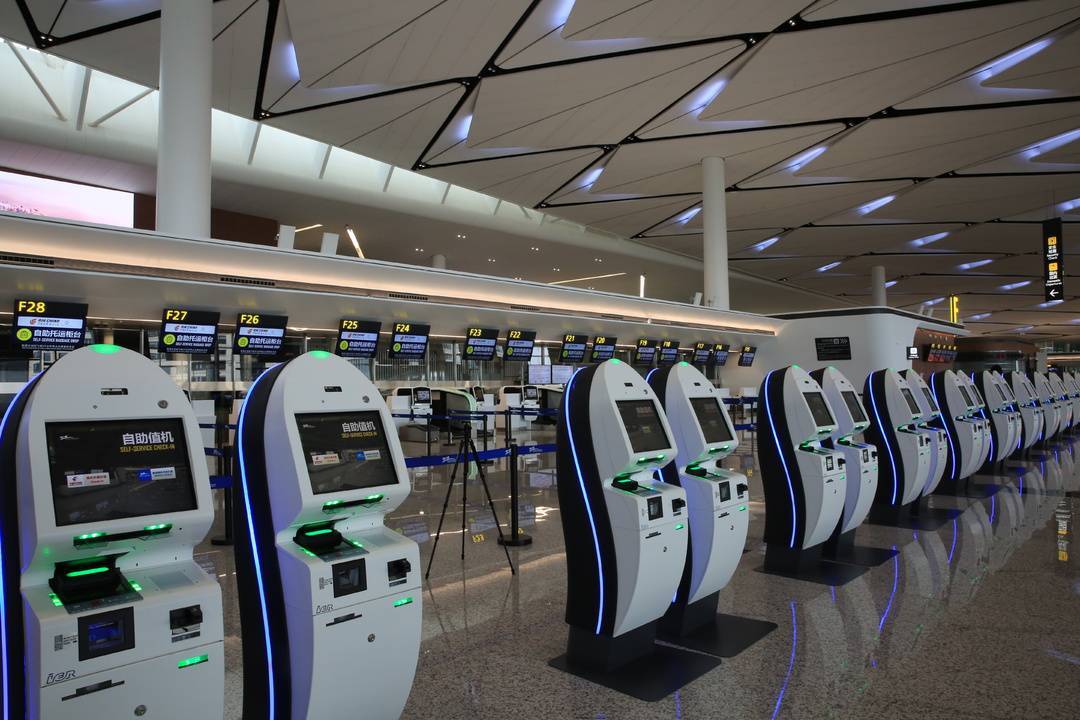 首先映入眼帘的是各种自助设备,机场为旅客提供自助值机,自助行李