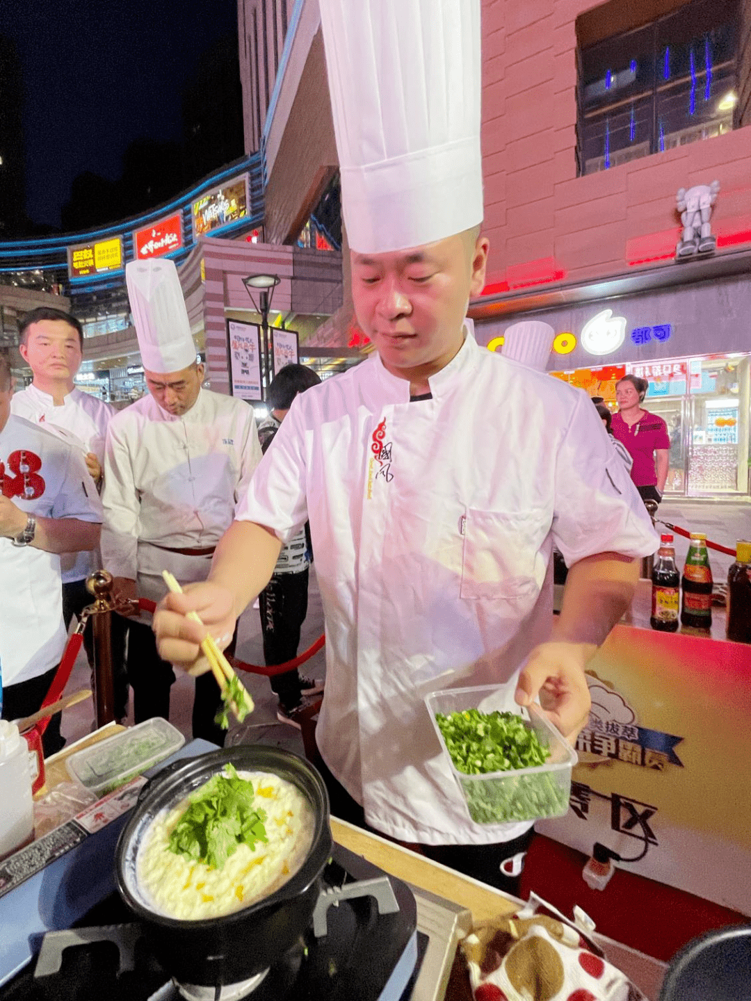 河南省餐饮与住宿行业协会副会长,庖丁堂酒店创始人吕俊涛先生担任