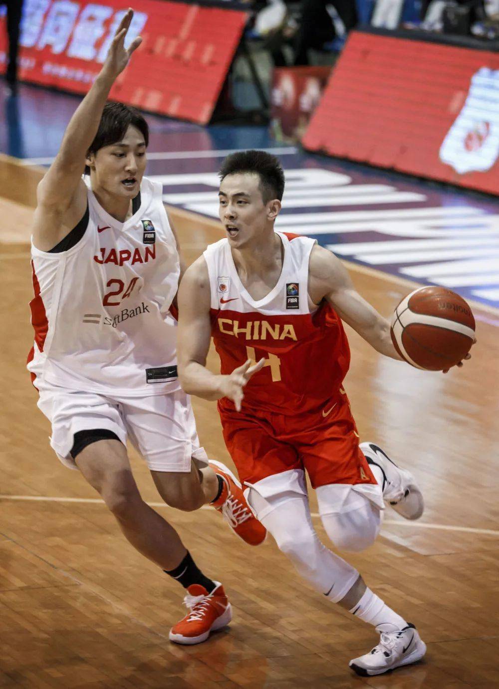 中国男篮19日在菲律宾克拉克举行的亚洲杯预选赛b组比赛中上演逆转