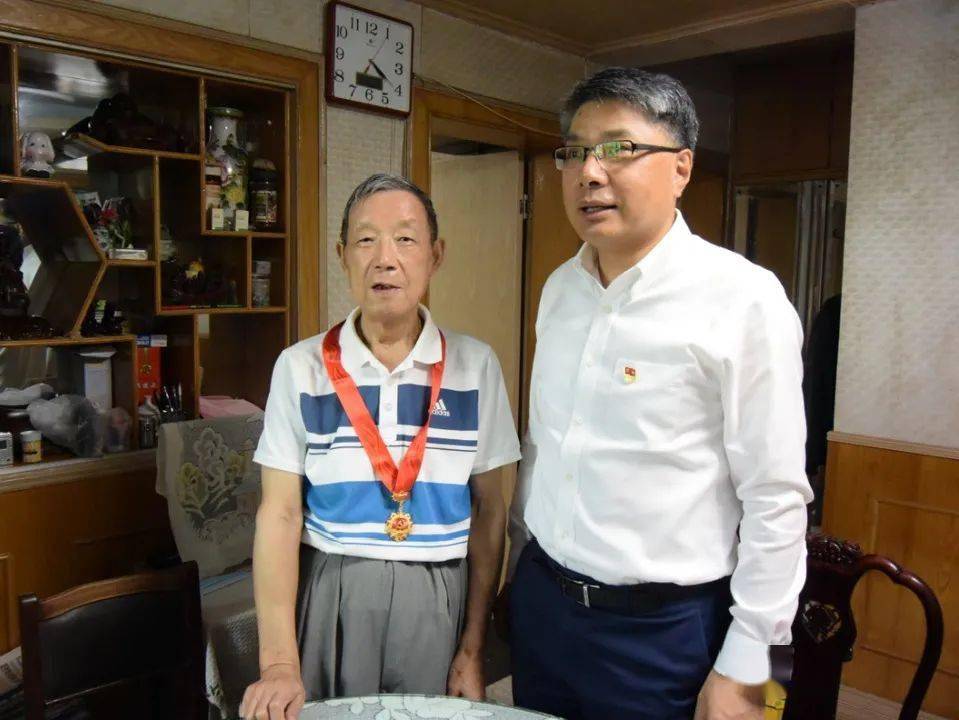 胡广杰区长赴曲阳路街道开展"七一"前走访慰问