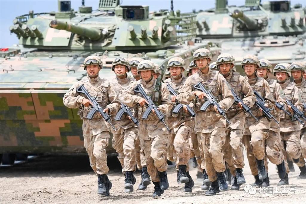 解放军又一部队列装国产新步枪,同时出场的还有星空迷彩,99a坦克_突击