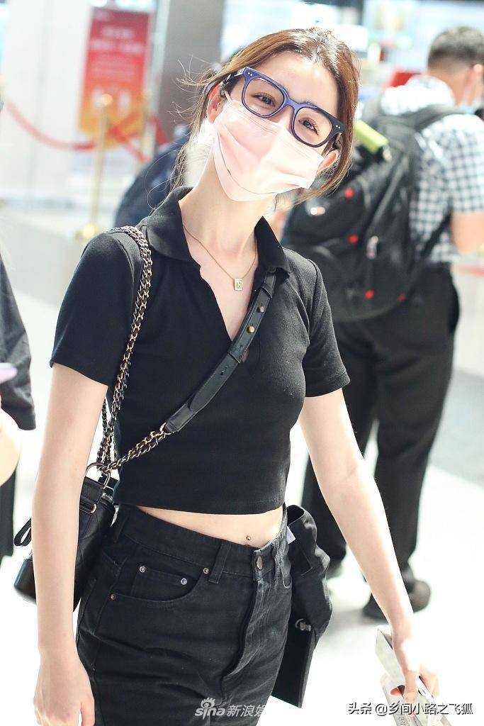 哈妮克孜穿黑色短款t恤大秀蛮腰 可爱比剪刀手笑容甜美_机场