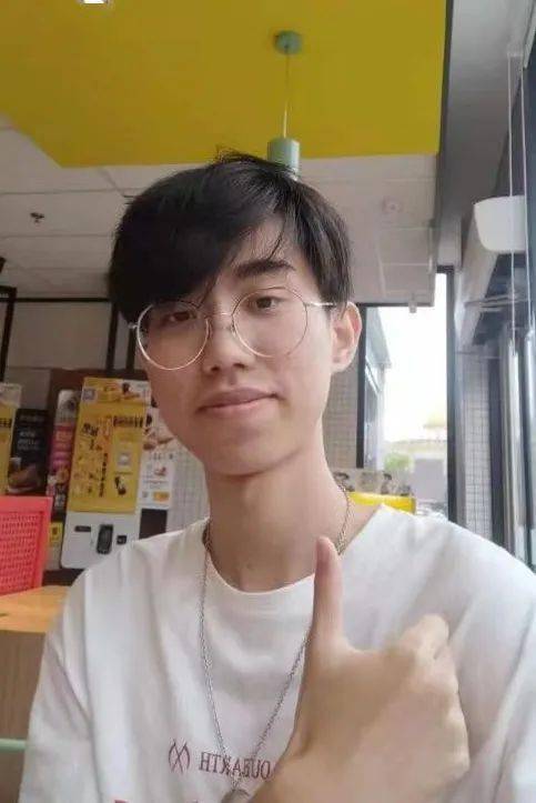 城市建设与安全工程学院李柏君饰演特务很荣幸能参演