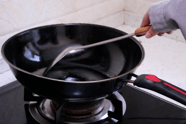 炒菜时,用左边的燃气灶还是右边的燃气灶?燃气师傅提醒,别弄错