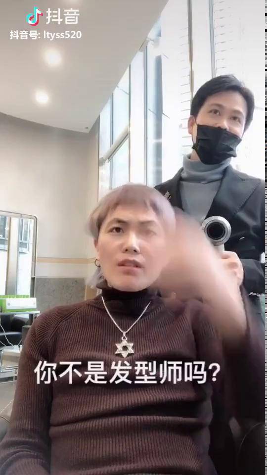 当你低头玩手机的时候托尼老师上线了二