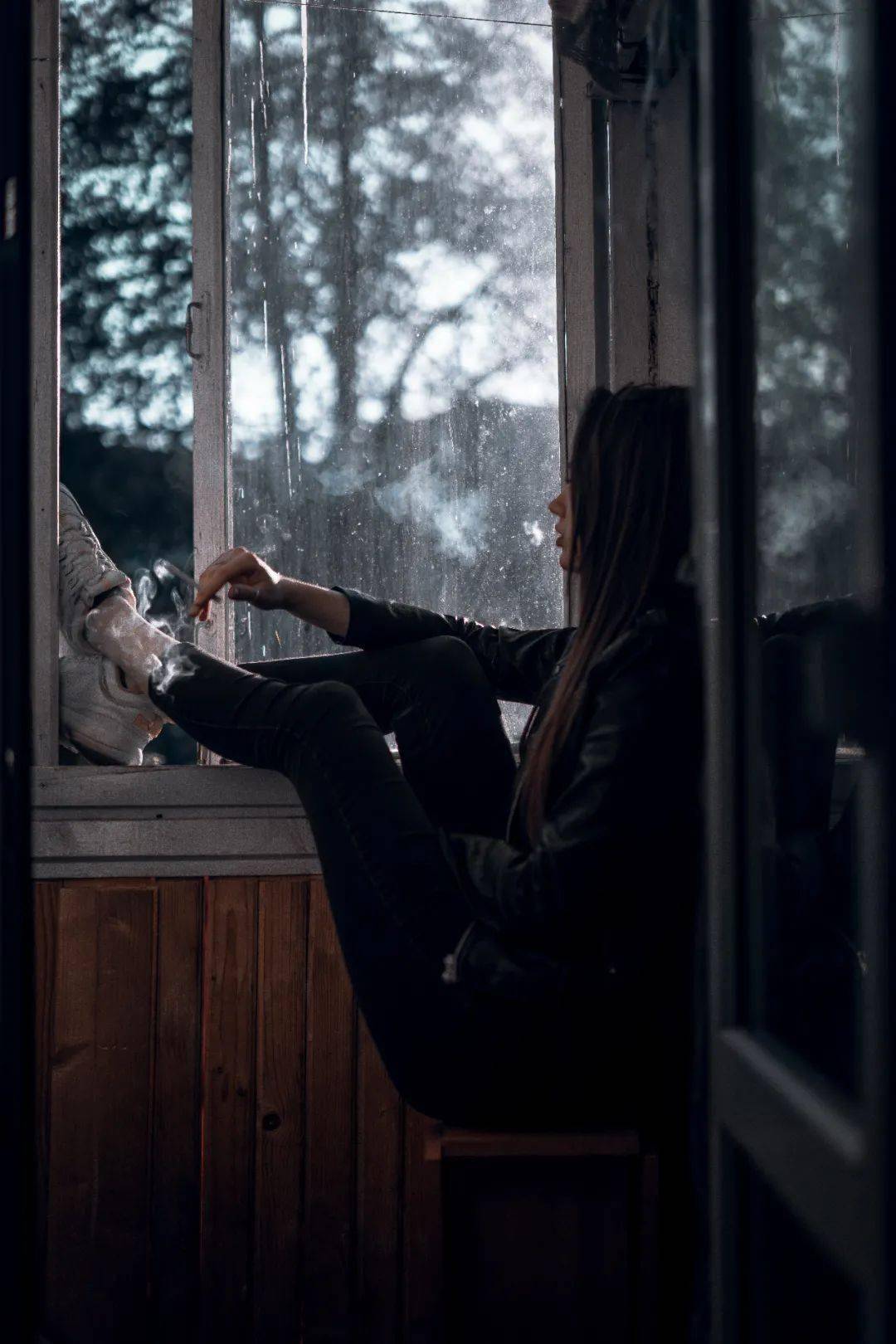 为什么要蜷缩在黑暗里,仅有一次的人生当然要活的炽热.