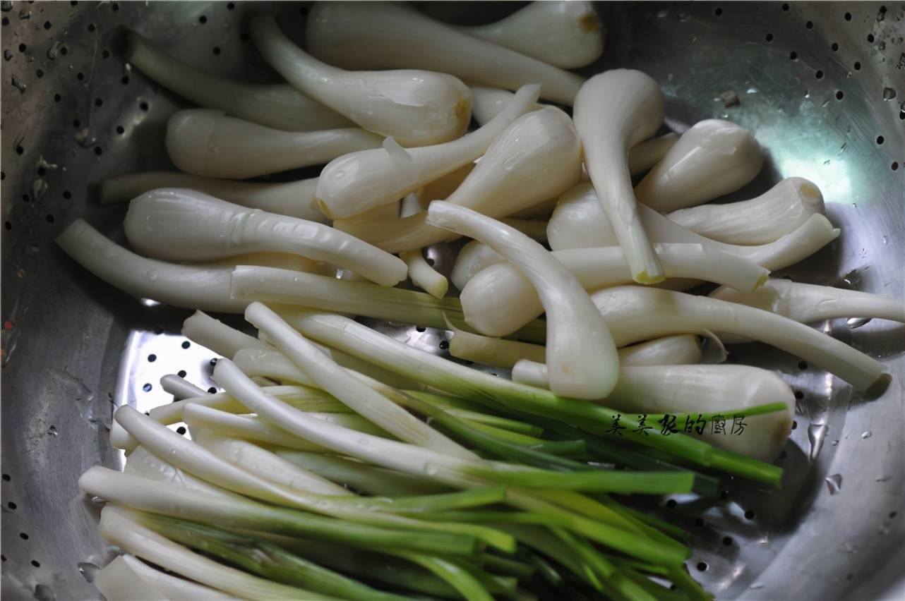 集市上碰到藠头别手软一次买10斤拌一拌就能吃爽脆开胃