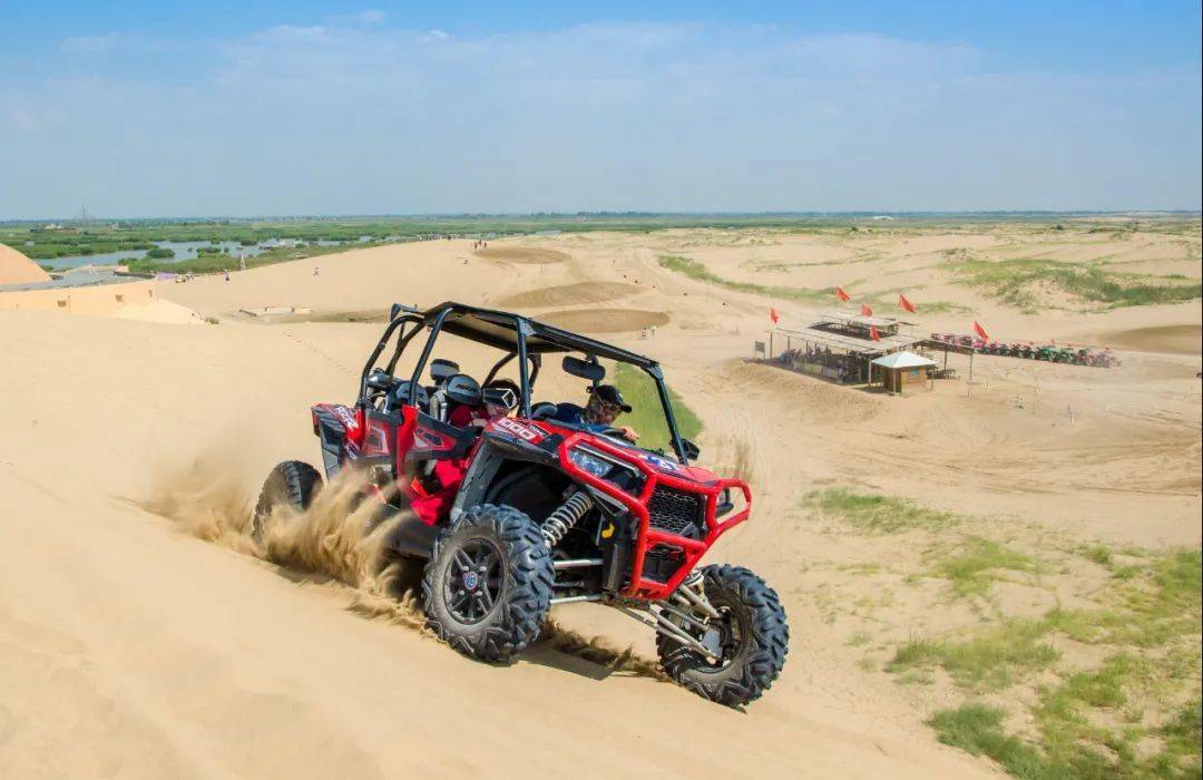 登上壮阔的沙漠,有沙漠越野车,沙漠卡丁车,沙漠摩托车的惊险刺激享受