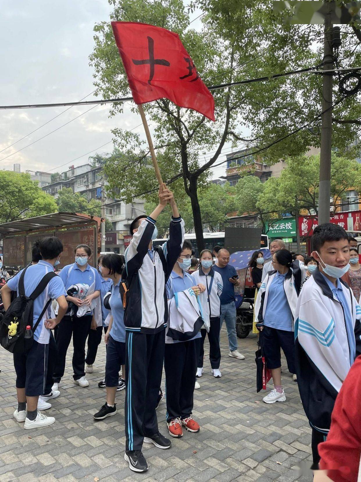 旗帜就是方向,武汉市一初慧泉中学教师,手持着班旗送考