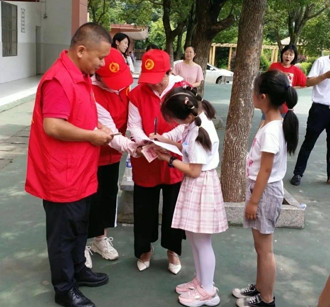 【新时代文明实践】安义县同心圆志愿者协会开展走访帮扶长埠中学困境