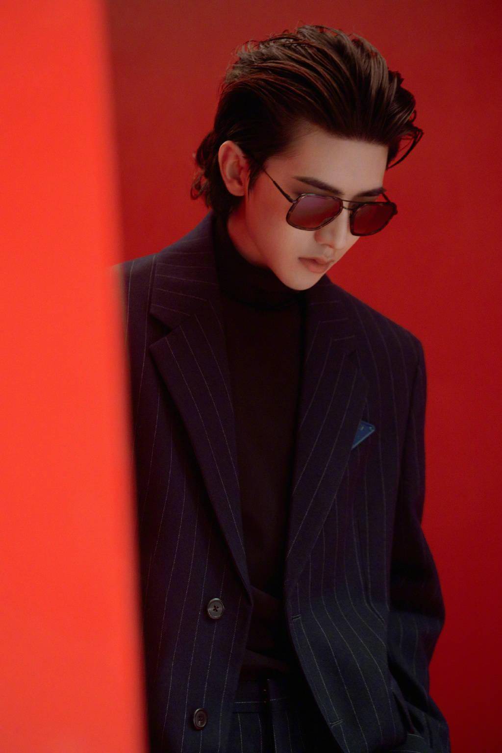 蔡徐坤20日晚现身prada荣宅云看秀利落大背头展现日系雅痞绅士范儿