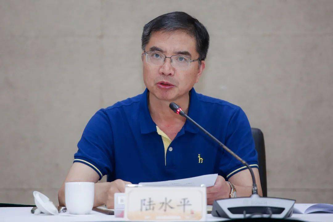 执法检查组成员作点评发言▲邱运理代表区人民政府作情况汇报陆民