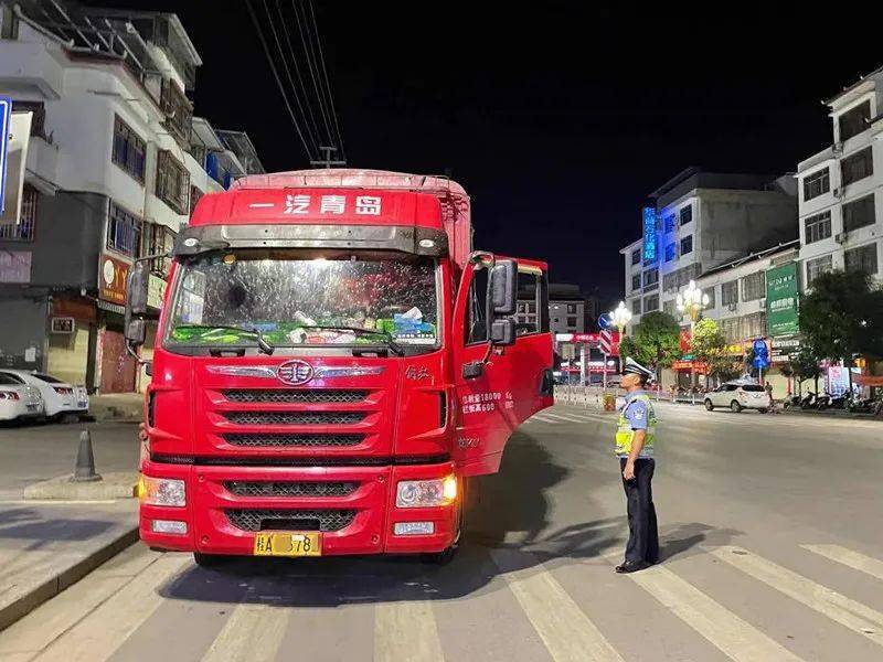 崇左一司机自作聪明将车牌数字7变成1结果