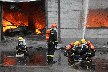 夏至快来看看消防小哥哥的夏天是什么样子的