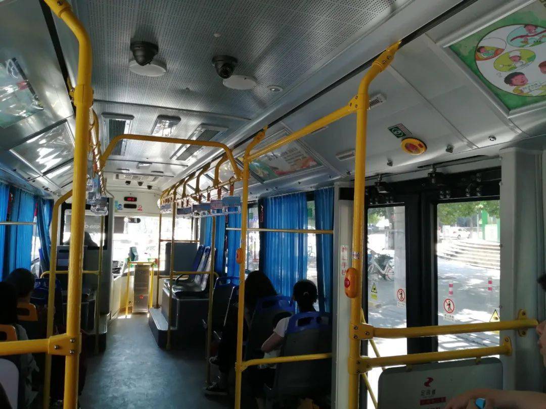 有些公交车的窗户是密闭式的,乘客无法打开,这样设计一方面是为了节省