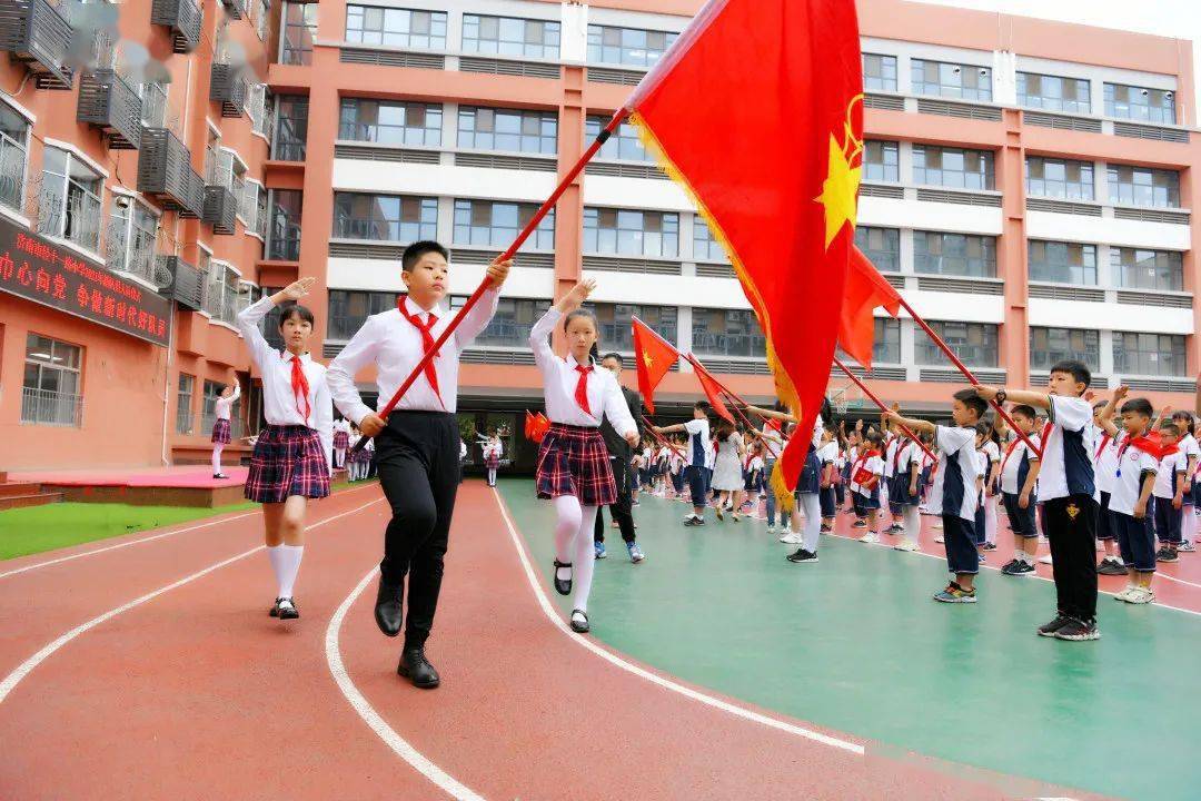 济南经十一路小学举行新队员入队仪式