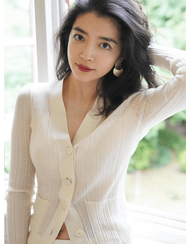 这么多年过去,56岁的关咏荷却依旧没有放松对身材的要求,看起来与20年