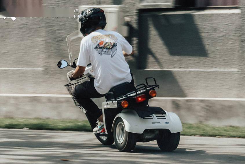 中国两轮摩托车不倒翁图片