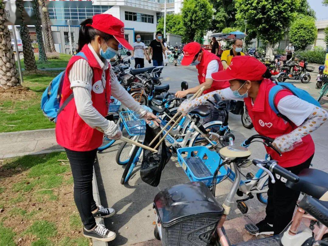 骑行志愿服务队的志愿者们对部分共享单车进行了清洁消毒和整理摆放
