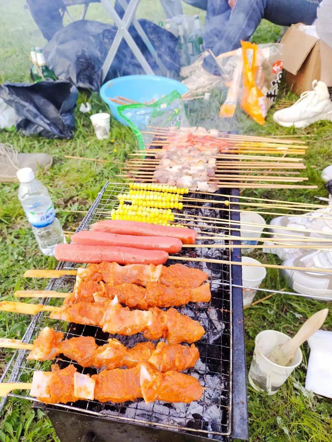 三人行户外惬意周末蝴蝶谷露营烧烤提供露营装备和烧烤食材