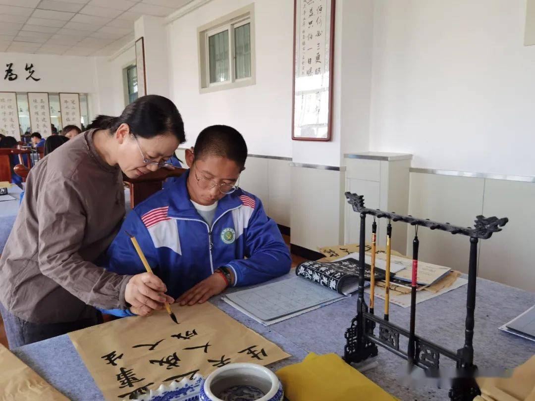 学党史办实事宁夏书法家协会书法进校园活动走进西吉中学