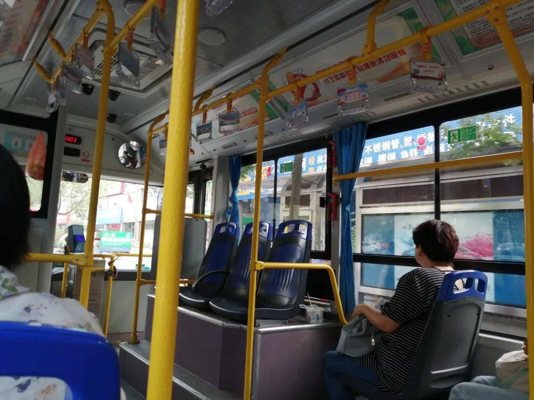 【安全逃生】公交车逃生窗为什么要砸边角处?_窗玻璃