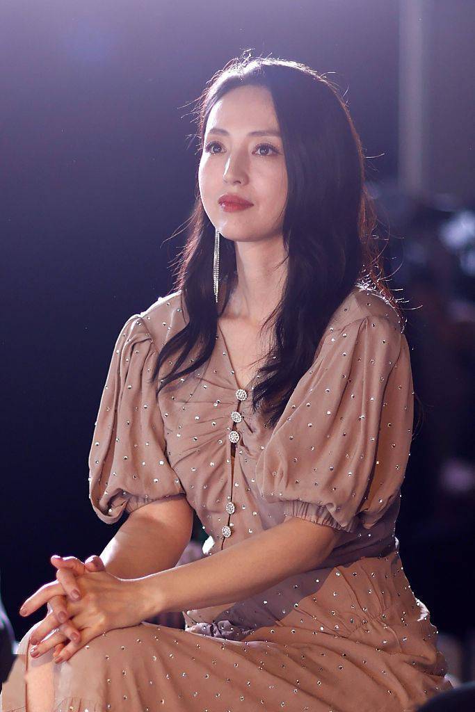 专心搞事业董璇官宣代言优雅亮相披肩发配亮钻长裙温柔大气