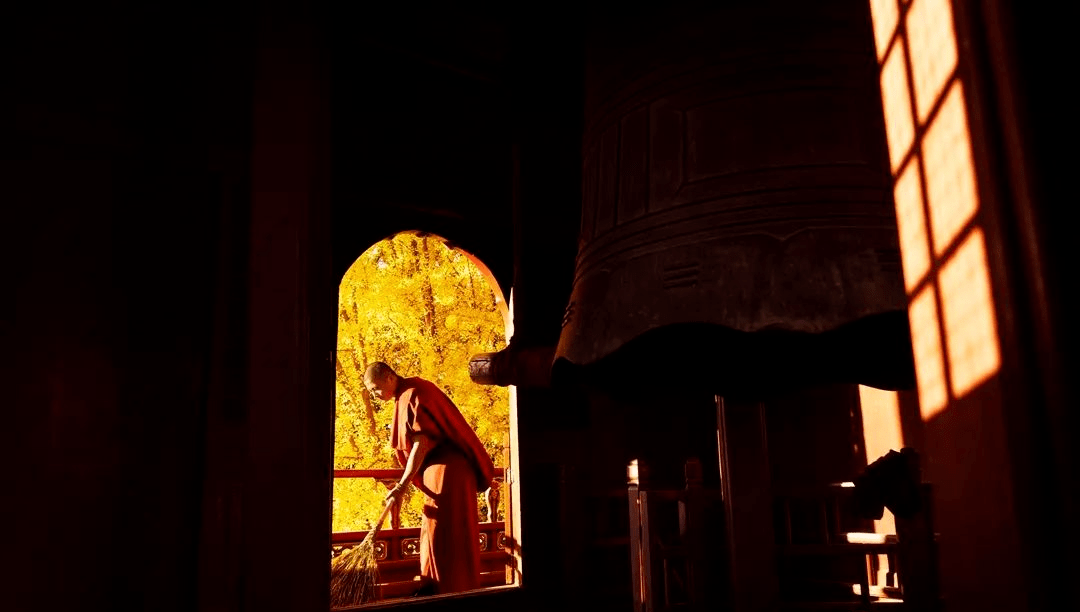 把碗中的饭或菜吃完,需要添加时,僧众则把饭碗或菜碗推向桌前,行堂僧