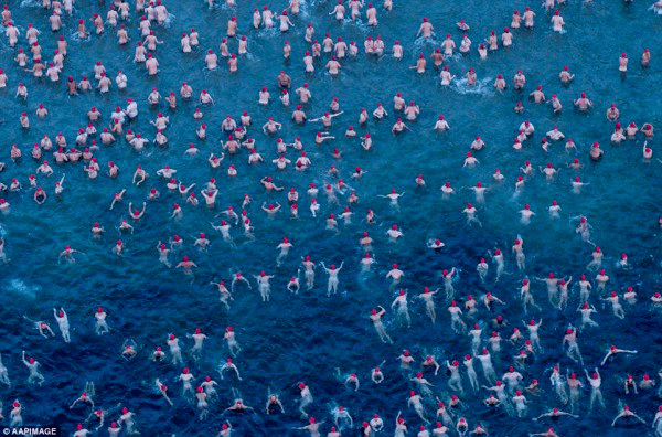 场面壮观澳洲1500人集体裸泳迎接冬至华人网友我也想去