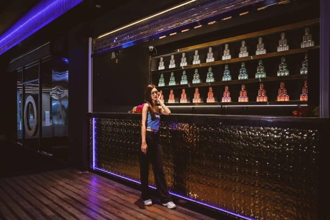 酒吧里搞文化富二代的后花园oc真的来了