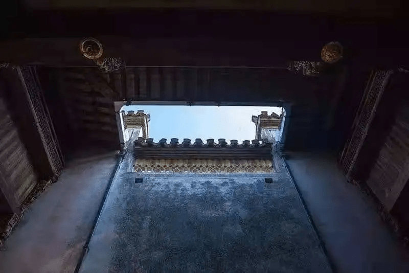 发小汪意龙家的"枕石小筑"堂前有一座长方形天井,透过开口处,将蓝天