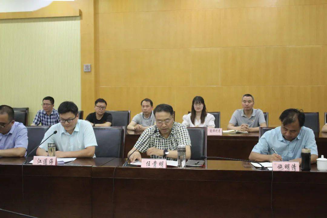 陈永华致辞,简述了湖州师范学院的发展历程,办学规模以及所取得的成绩