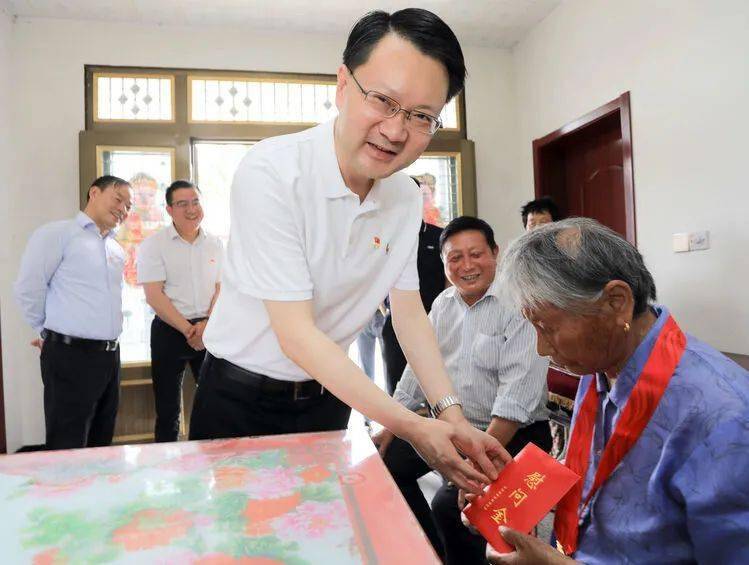 【今日高邮】韦峰赴三垛镇看望慰问党员,颁发"光荣在党50年"纪念章