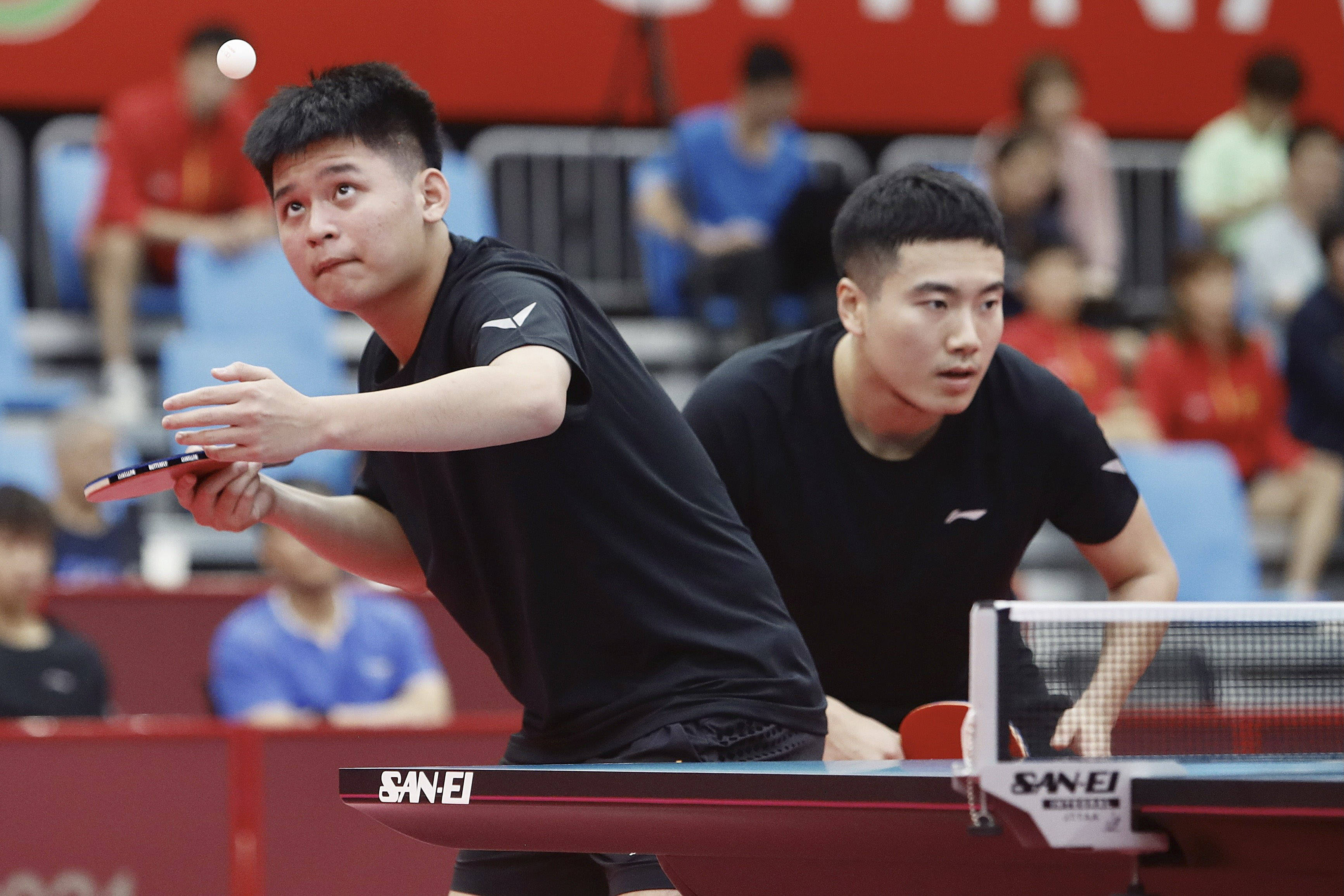 6月23日,中国二团选手梁靖昆/林诗栋(左)在第三轮双打比赛中以0比3负