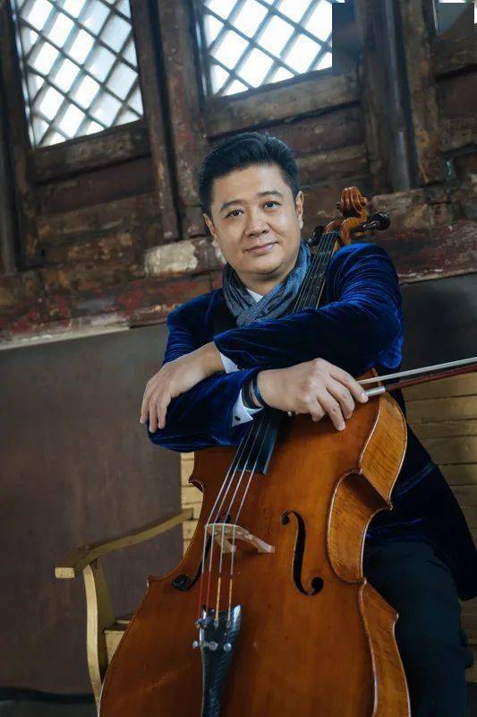 文 | 李澄转自"音乐周报",有改动舞台上,一把大提琴演奏着巴赫无伴奏