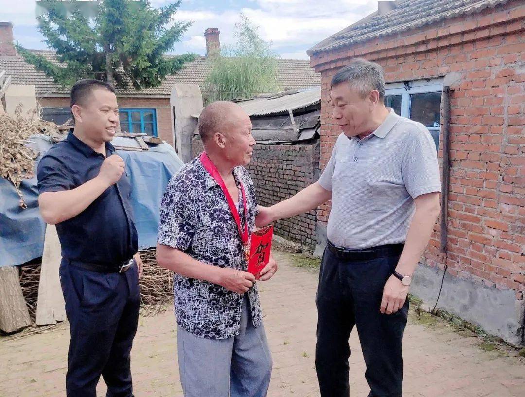 史焕来慰问莲江口镇贫困党员路宝财,张甲满齐春丽慰问群胜乡困难老