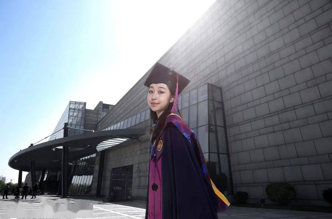 清华美院李迎军团队设计清华大学2021年毕业礼物新版学位服亮相