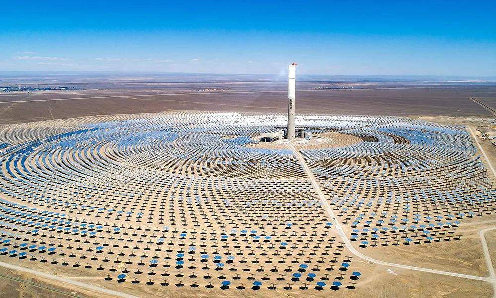 伊吾县|新疆哈密光热发电项目进入稳定发电期，14500面定日镜宛如“银色向日葵