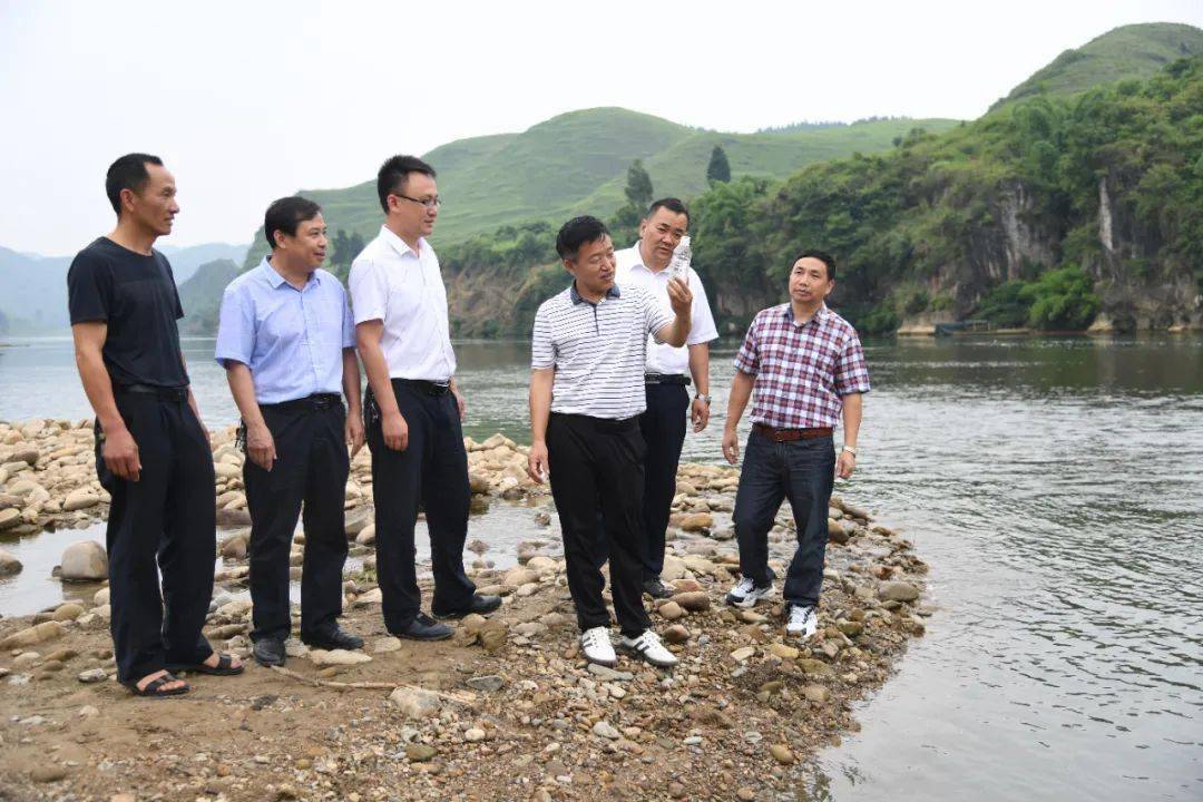 6月24日,黄平县人大常委会主任刘光信一行前往清水江流域岩门司河,满