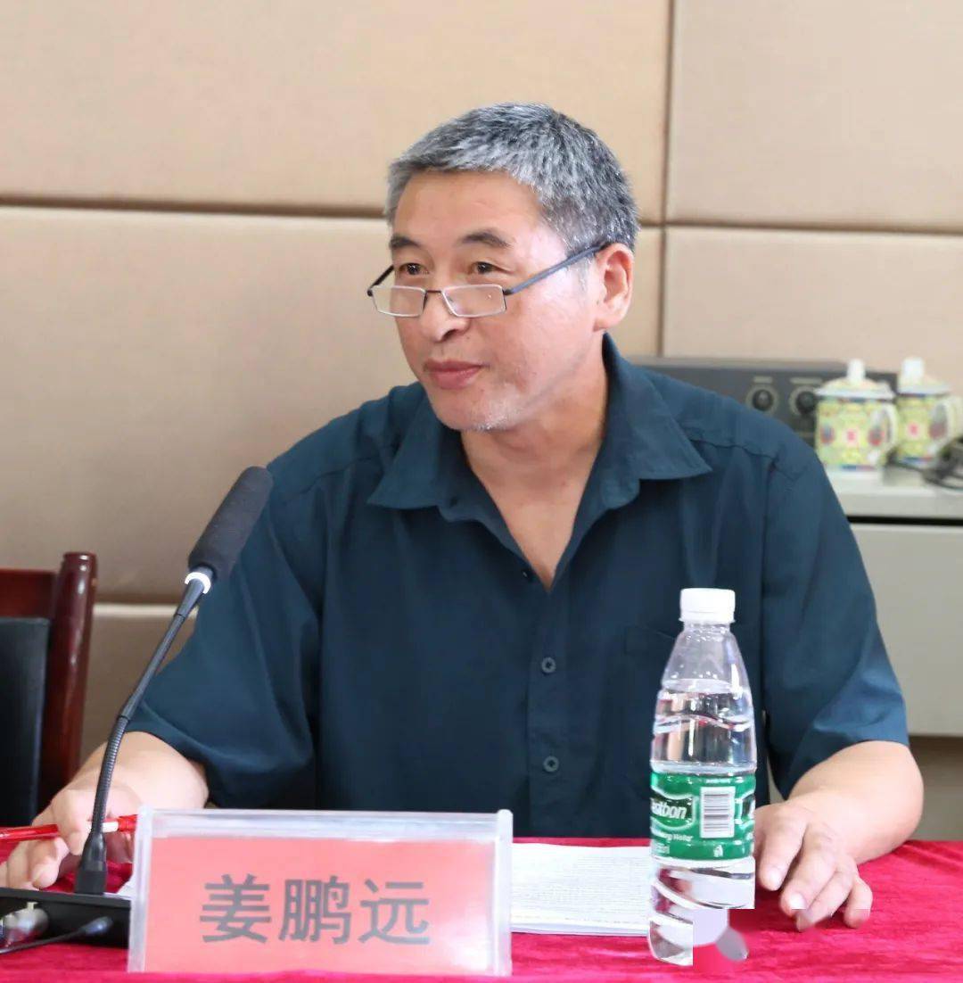 教研员姜鹏远重点强调了务实的一面,建议从理论支撑的高度将开题报告