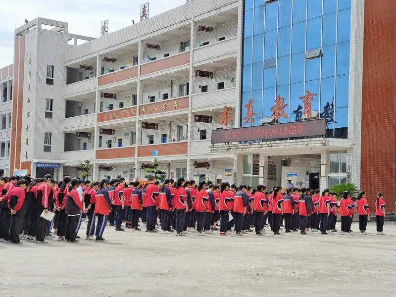 6月23日,松烟派出所民警来到松烟中学,为在校师生上了一堂丰富多彩的