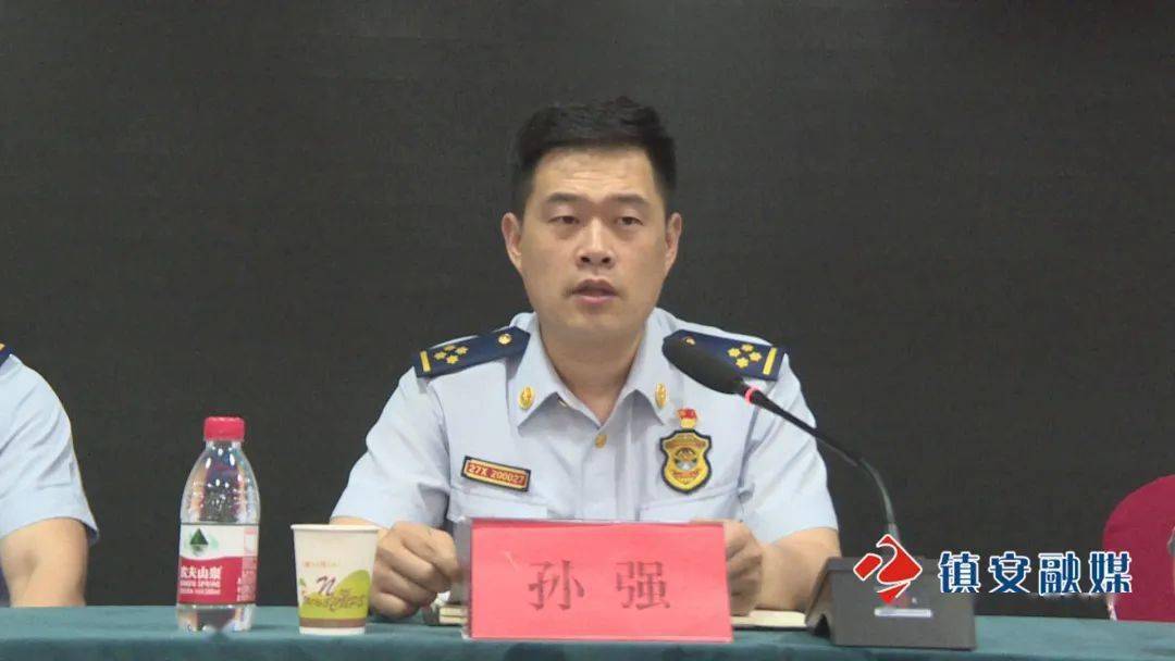 县消防救援大队大队长孙强分析了当前各单位消防安全管理中存在的问题