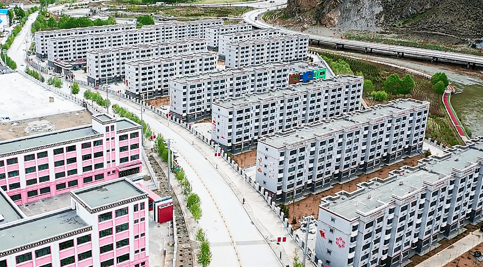 蔡成勇为玉树市易地扶贫移民小区党员和群众讲专题党课