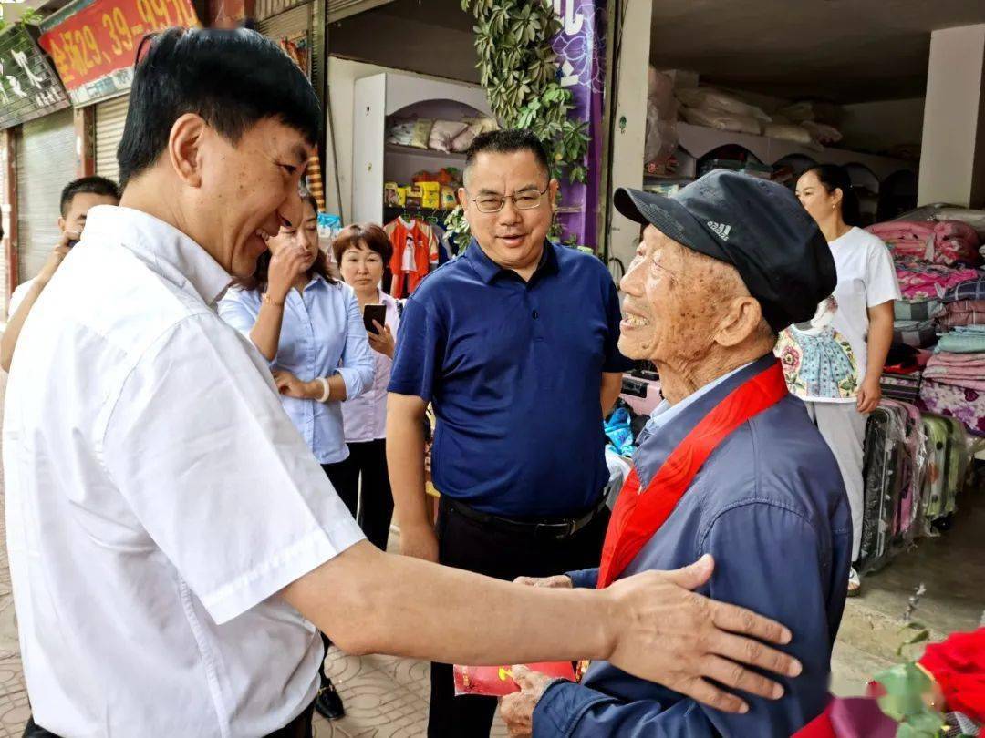 老人1949参军入伍,1952年从贵阳石阡县武装部转业后,先后在会理县通安