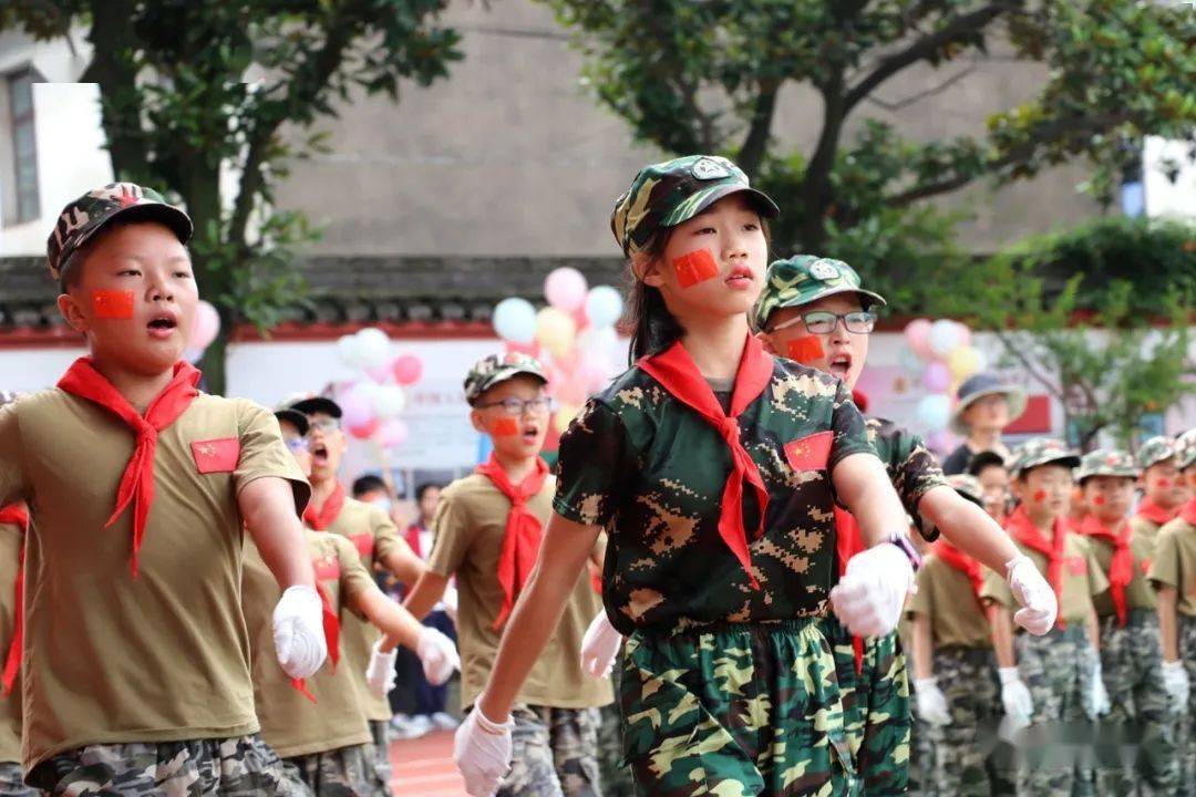 小軍人們接受檢閱儀仗隊入場觀海衛鎮武裝部長孫宇斌宣佈閱兵式開始衛