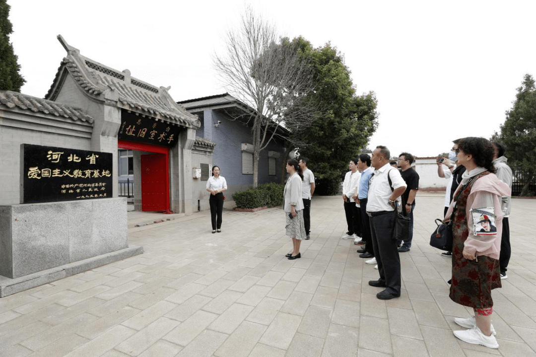 组织文艺志愿者走进河间第一党支部旧址,白求恩手术室旧址,一幅幅弥足