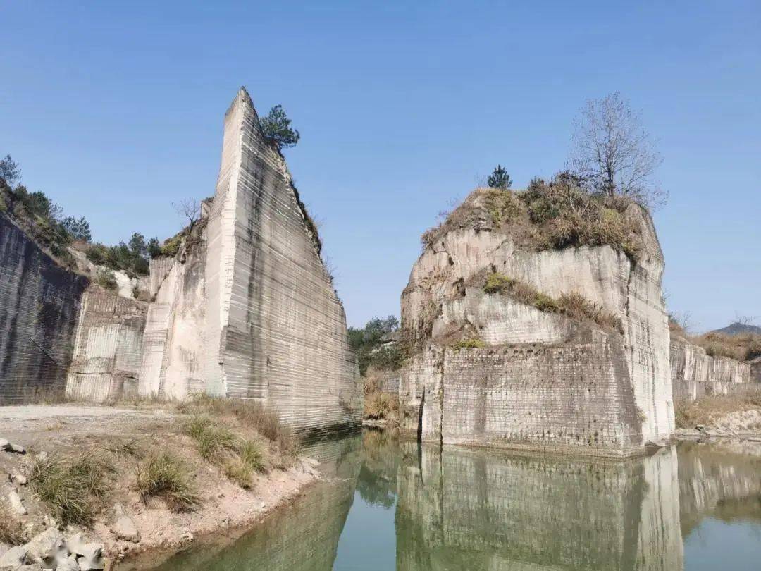 鄭弄石窟地處縉雲縣東方鎮前金村鄭弄自然村與永康市舟山鎮舟山村交界